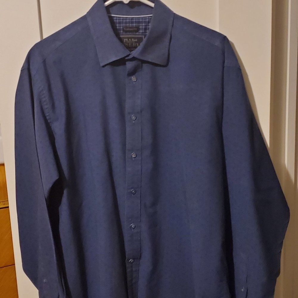 Jos A Bank Men's shirt with subtle pattern - Large